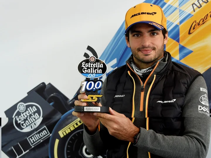 Carlos Sainz cumple 100 G.P. este fin de semana en la F1 junto a su patrocinador personal Estrella Galicia 00.
José Villanueva responsable de patrocinio de Estrella Galicia 00 le hizo entrega de un trofeo conmemorativo de estas 100 carreras de F1 en el   G.P. de Estados Unidos  19 prueba del mundial en el circuito Circuit Of The Americas (COTA) en Austin, Texas el viernes 1 de noviembre octubre de 2019


 *** Local Caption *** RUBIO