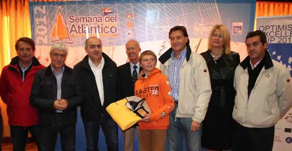 EL VENCEDOR DAVID LABROUCE RECOGIENDO SU MEDALLA 1