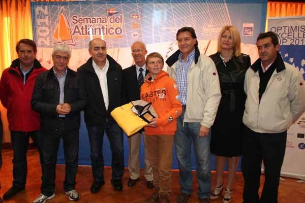 EL VENCEDOR DAVID LABROUCE RECOGIENDO SU MEDALLA
