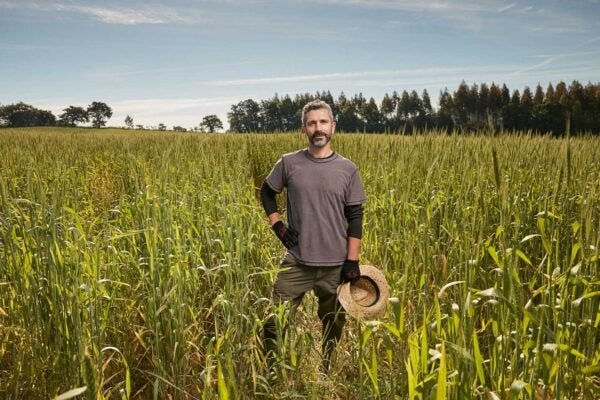 persona en medio del campo