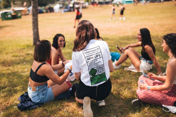 mujeres reunidas y sentadas en un parque