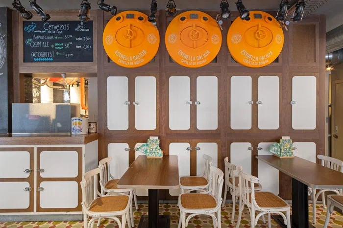Diseño bar barriles y mesas