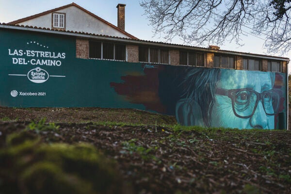 publicidad en todo un muro hacia las estrellas del camino