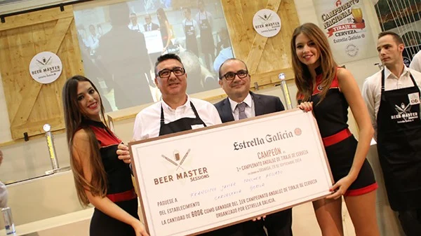 Javier Sanchez Jerez Recogiendo el Premio
