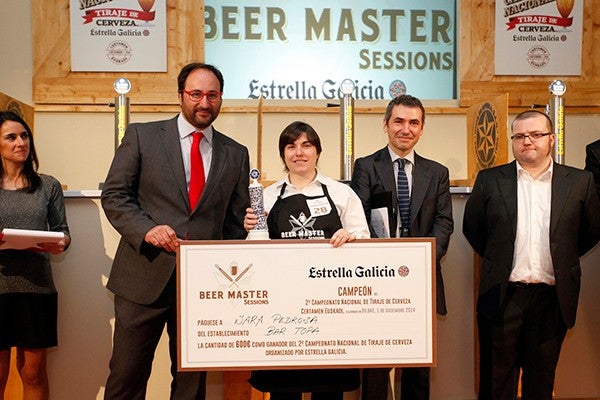 La Ganadora Recoge el Premio