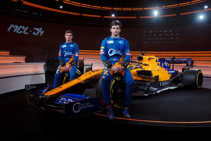 Carlos Sainz (ES) y Lando Norris (GBR)  en presentación McLaren MCL34 en Woking el jueves 14 de febrero de 2019 *** Local Caption *** MCLAREN MCL 34