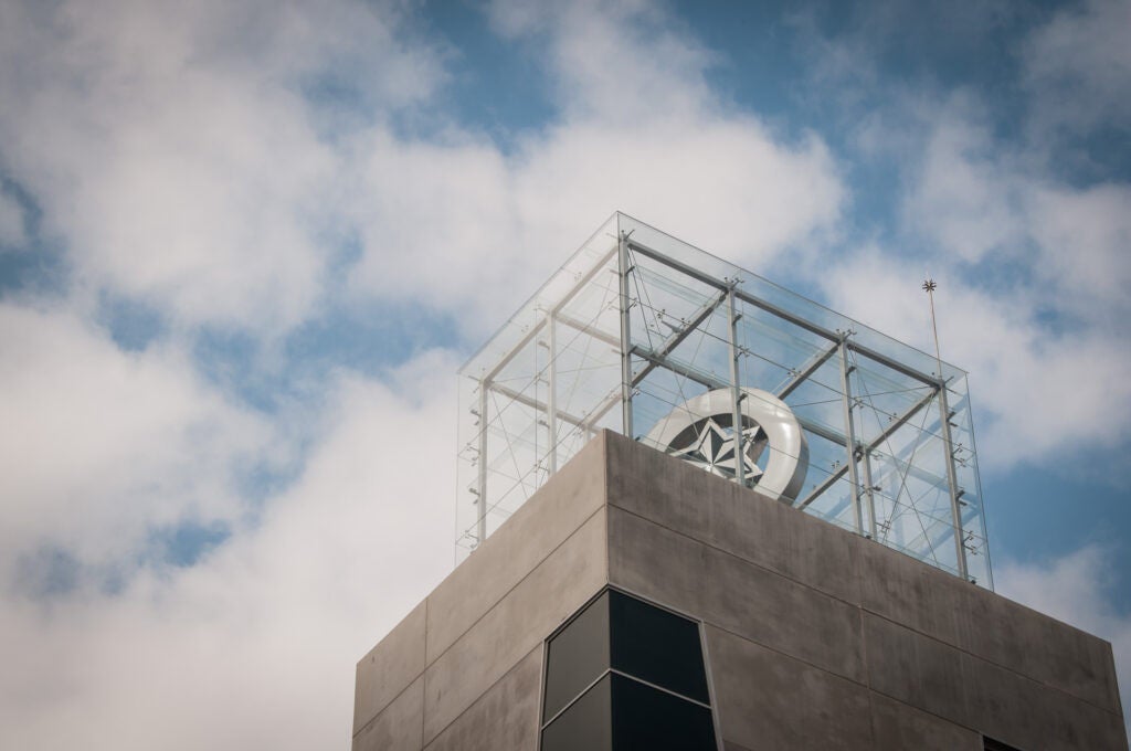 cielo de fondo con el logo de hijos de rivera en la cima