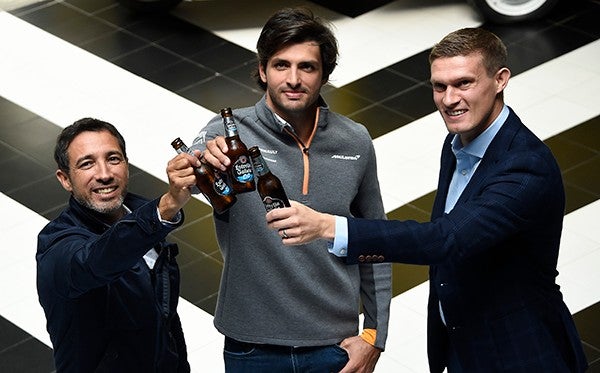 Jose Cabanas, CMO de Estrella Galicia 00, Carlos Sainz (piloto McLaren F1 Team) y Dan McEwan Head of sponsorship McLaren F1 en un evento de Estrella Galicia denominado "Together we stand" en Madrid el lunes 16 de septiembre de 2019JM RUBIO  +34629482791