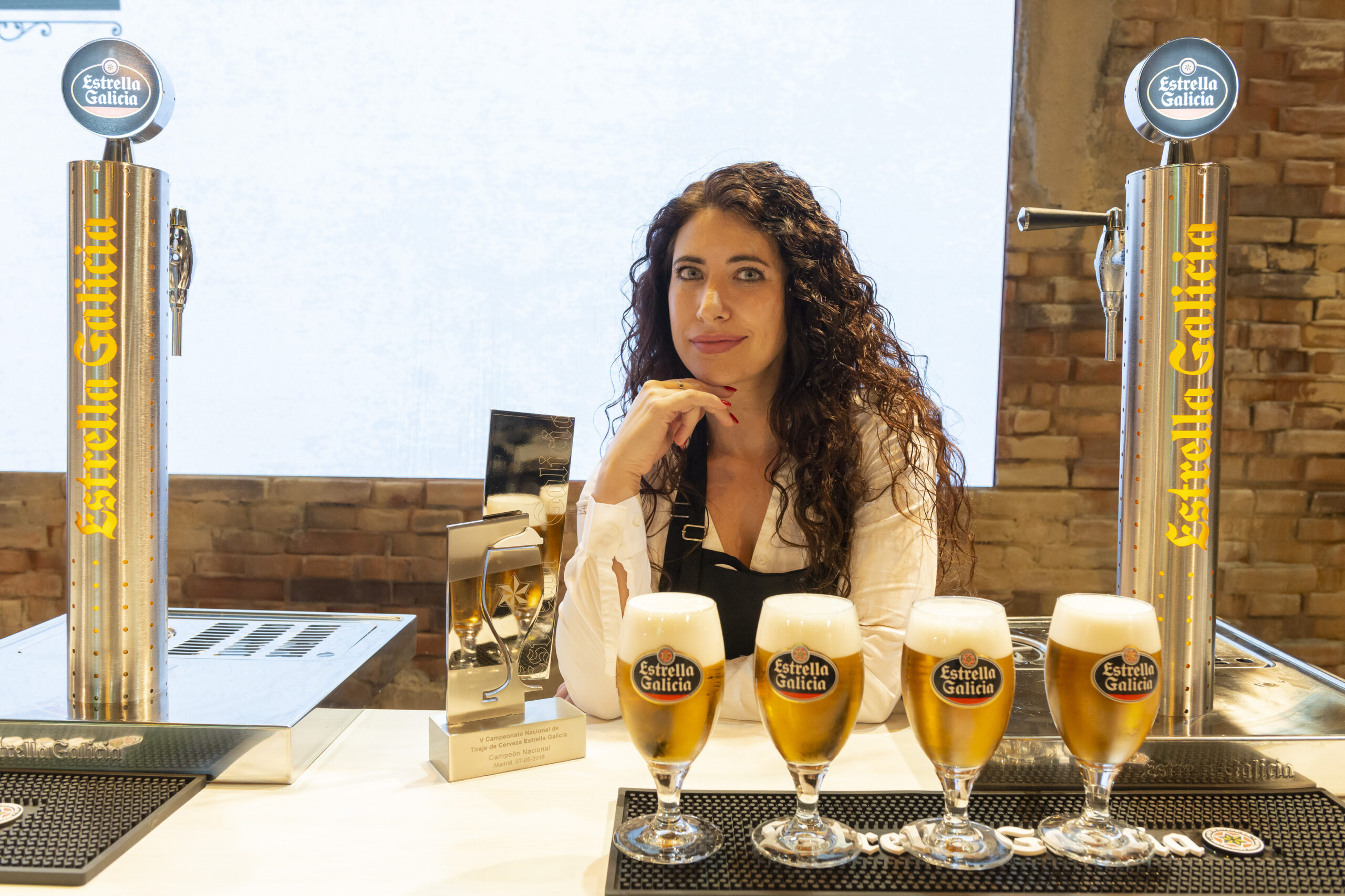 Davinia Martínez mejor tiradora de cerveza Estrella Galicia