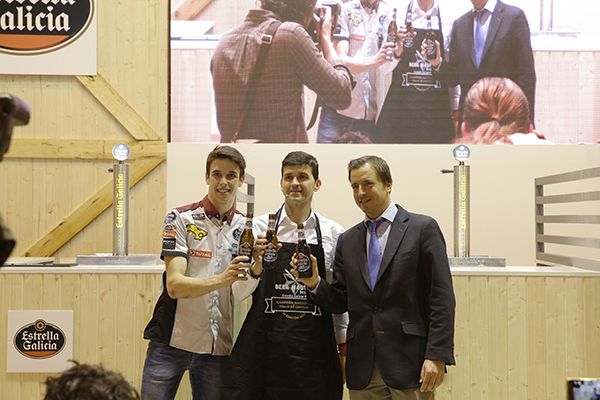 Álex Márquez entrega el premio del Campeonato Estrella Galicia BeerMaster a Martín Galán