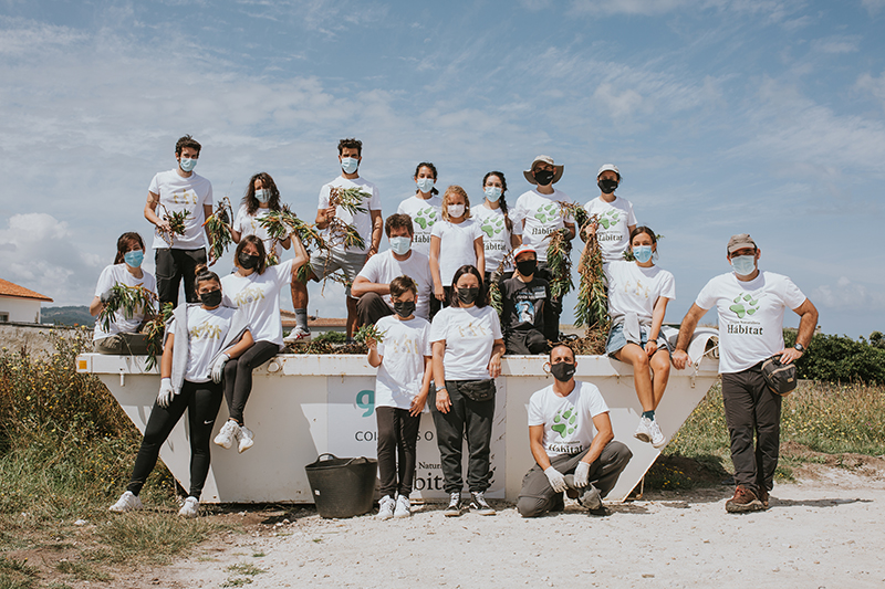 Equipo de Voluntariado de Corporación Hijos de Rivera después de retirar especie invasora en la costa de Arteixo