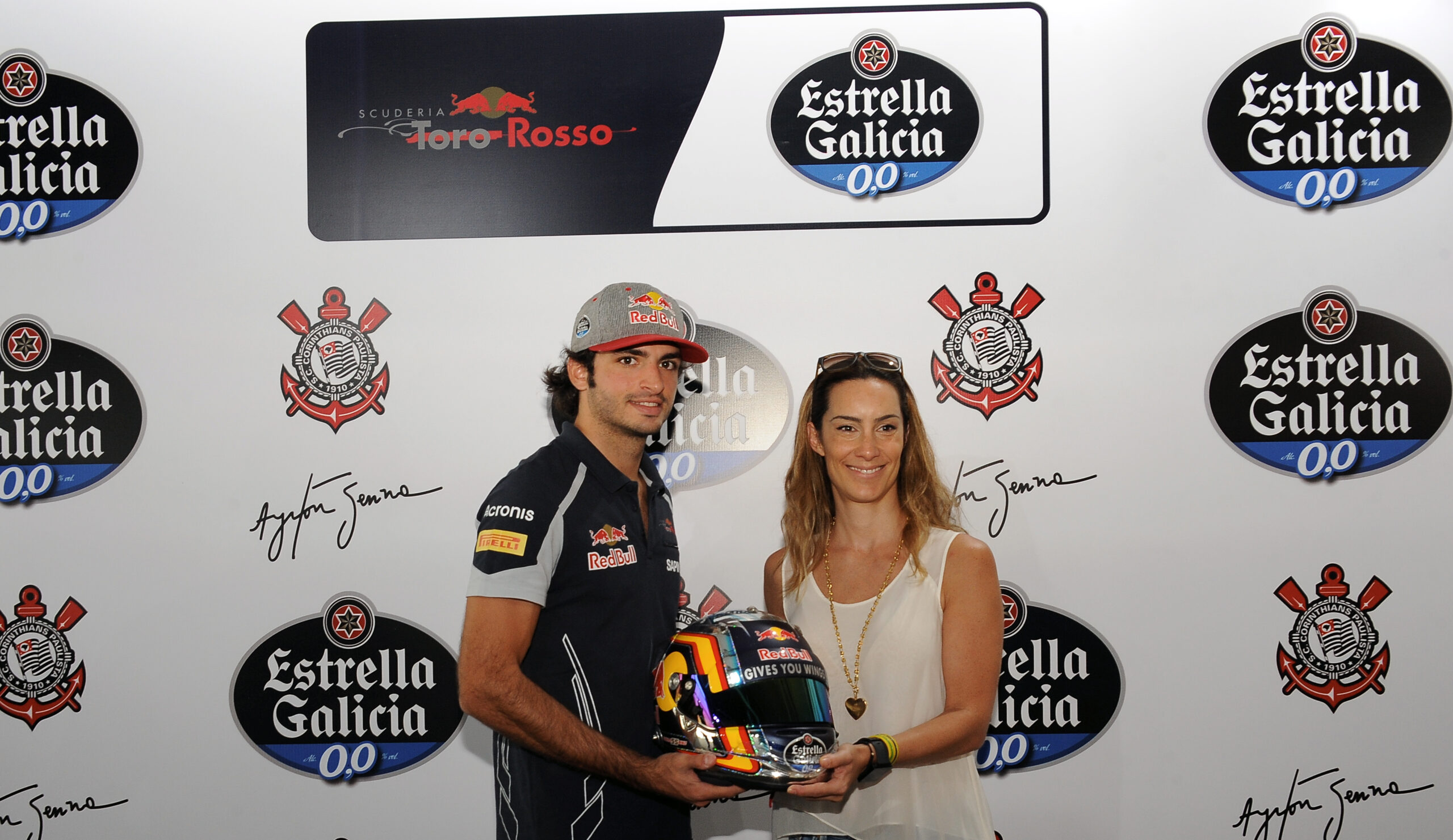 Carlos Sainz (ES)  Toro Rosso, entregando un casco a Bianca Senna, sobrina de Ayrton Senna, para la fundación del piloto brasileño en un evento de  Estrella Galicia. Campo de fútbol del Corinthians,con motivo del  G.P. de Brasil de F1. 20 prueba del mundial en el circuito de Interlagos, Sao Paulo,  el miércoles 9 de noviembre de 2016 *** Local Caption *** RUBIO